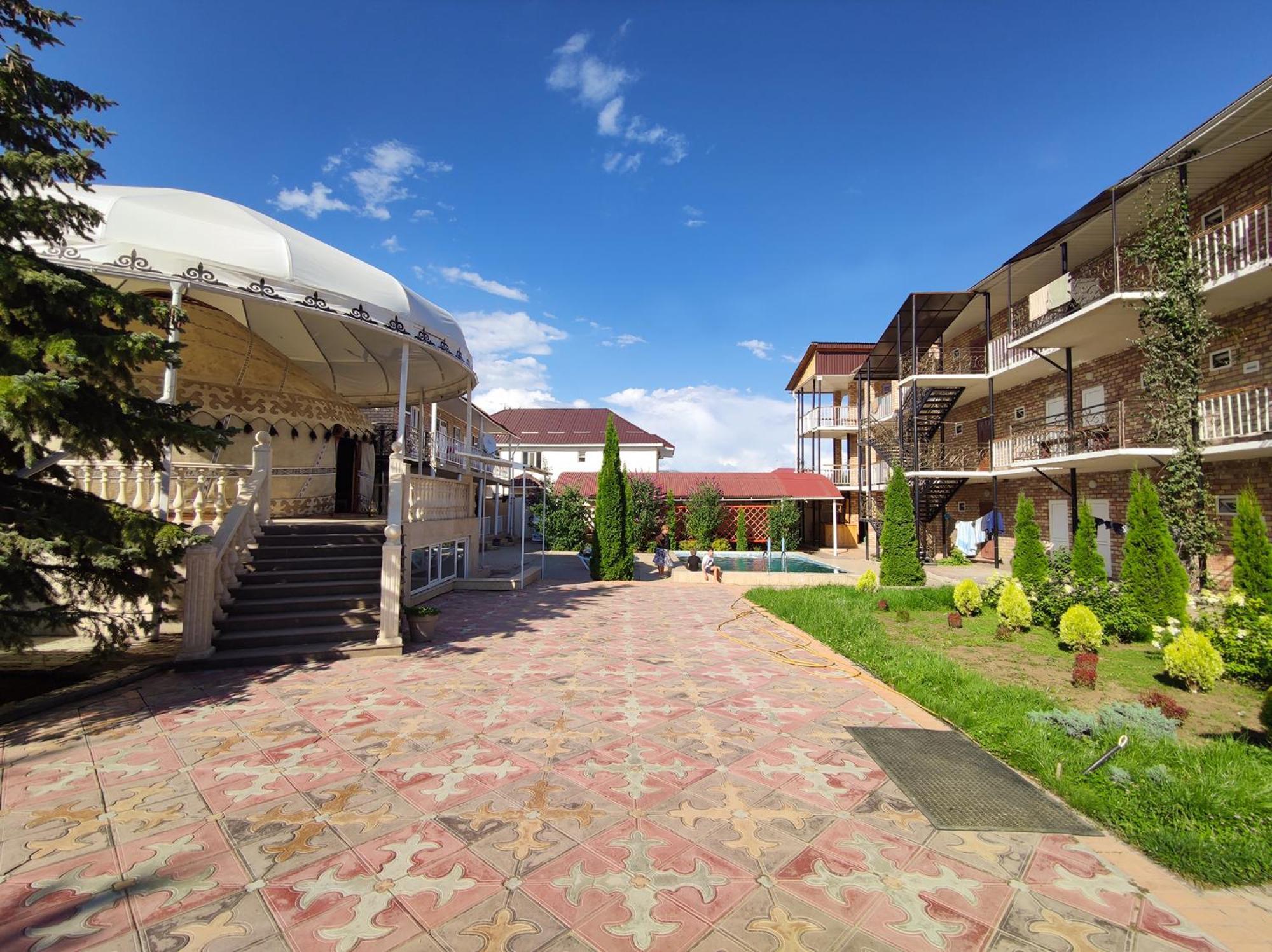 Hotel Адилет Tscholponata Exterior foto